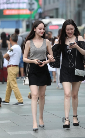 清纯短裙美女