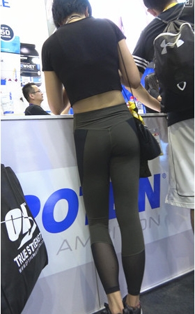 健身的短发紧身裤美女