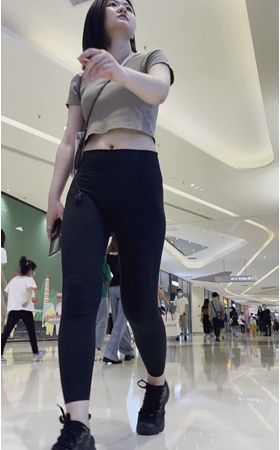 黑色紧身裤短发美女