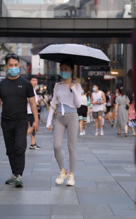 灰色紧身裤小姐姐