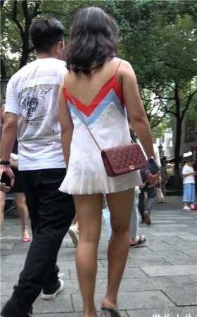 4K 超短吊带裙身材娇小的街怕美女