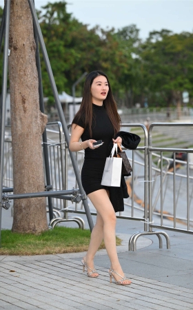 黑色短裙银高跟