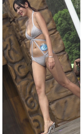 漂亮的丰腴比基尼美女