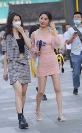 粉裙美眉