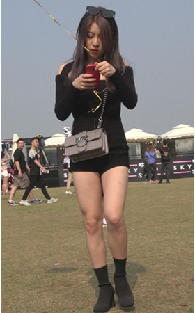 拿着气球的黑色高腰短裤美女