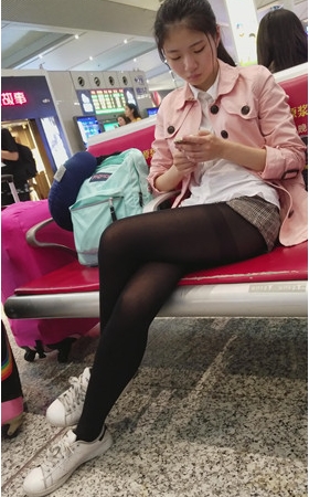 粉衣黑丝小姐姐
