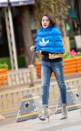 斗篷服紧牛仔高跟鞋，性感美女真俏丽 [13P]