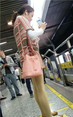 4k超清，站台上等地铁的文艺小清新妹子