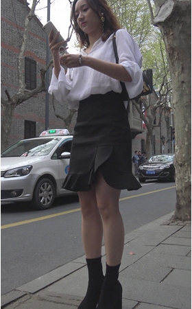 白衣黑靴美女