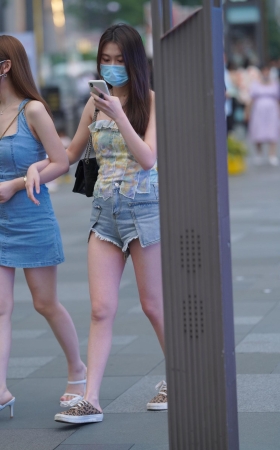 热裤美眉