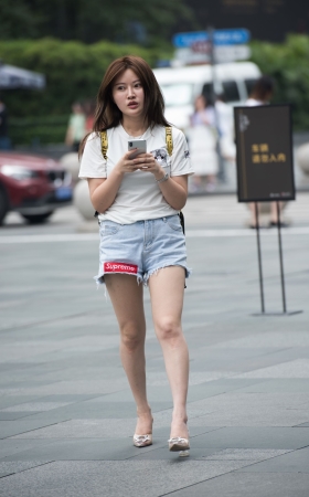 热裤美女