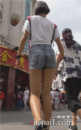 修长美腿热裤运动鞋短发学妹陪妈妈逛街 [343 MB]