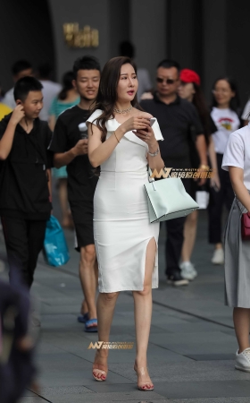 白色紧身包臀性感少妇 [23P]