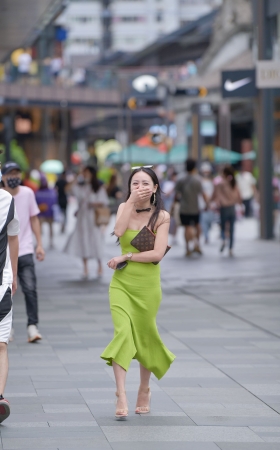 绿色一字抹胸长裙美女