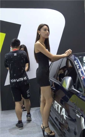 4k视频，极品包臀裙美丽车模，一米八的大长腿 [1.25 GB]