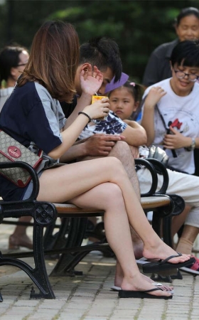 No1623 两条雪白美腿，配上黑色人字拖，分外性感