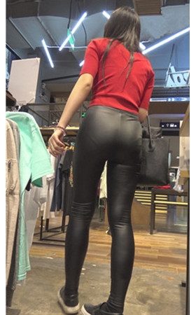 漂亮的红衣紧身黑皮裤美女