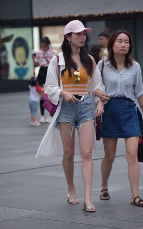 热裤美女