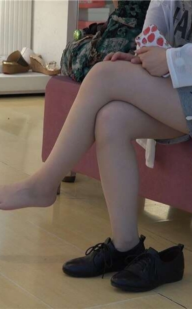 4K - 嫩嫩的学生小妹穿着超薄长丝挑选新鞋 [1.73 GB/MP4]