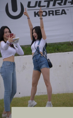 两个极品牛仔美女身材好3A398[211M]