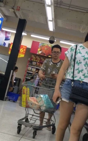 极品MM在商场试了一下鞋子