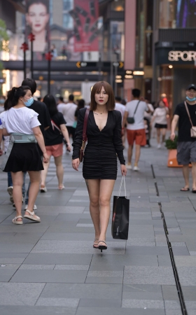 黑裙V领妹子