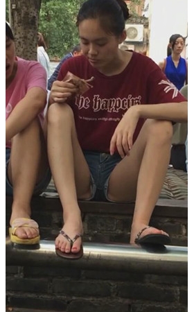 路边吃东西的小妹