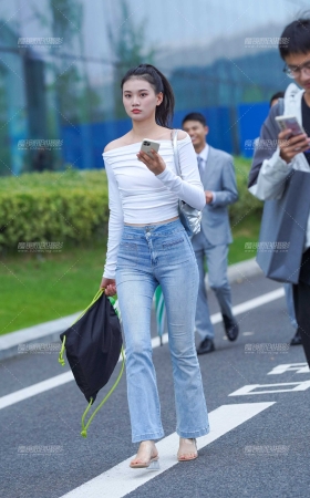 紧牛美眉 [13P]