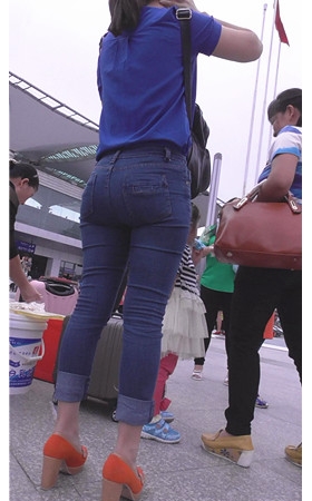紧身蓝色牛仔小姐姐