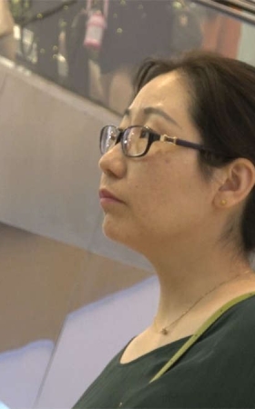 眼镜少妇性感的白凉鞋全透明短肉丝