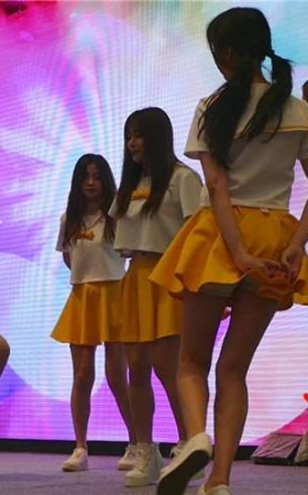 黄色裙子舞蹈表演的showgirl
