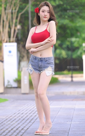 白嫩红衣热裤美女 [26P]