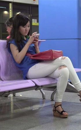 等地铁的时候顺手收了一个妹子