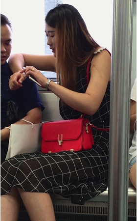 地铁上偶遇笑容甜美的长腿美眉