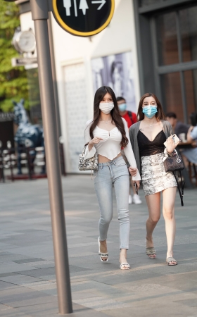 紧身牛仔裤白衣女孩 雍容雅步的气质