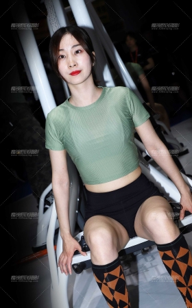 运动中的绿色上衣黑色小短裤 [26P]
