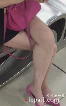 商场休息区拍摄美腿玉足美眉，粉色小平底鞋加分不少。