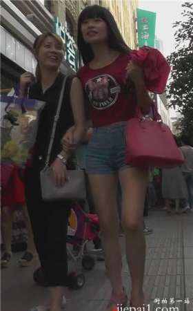街拍红高腰热裤苹果臀妹纸，跟闺蜜服装店买买买 [811 MB]