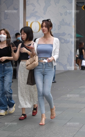 高挑紧牛美女 [17P]