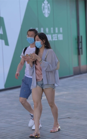 高挑牛仔短裤