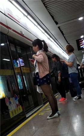 4k-地铁站台上的极品黑丝袜美腿美女
