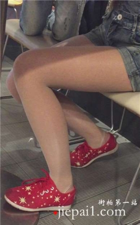 红色休闲鞋肉丝袜牛仔热裤美眉