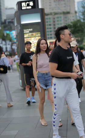 热裤美眉