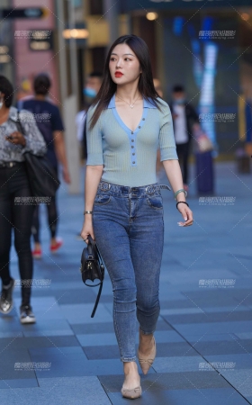 紧牛美眉 [22P]