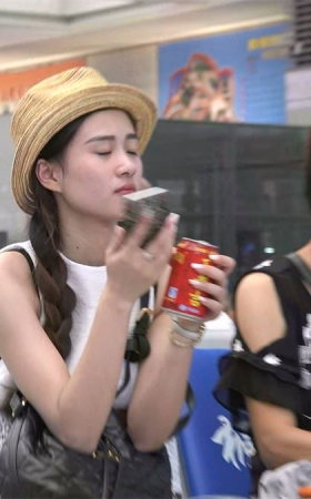 精致的高冷型美女，玉足露出的部分让你看个真切