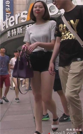 街拍黑色牛仔热裤美腿短发MM [1.83 GB]