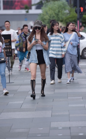 热裤美女