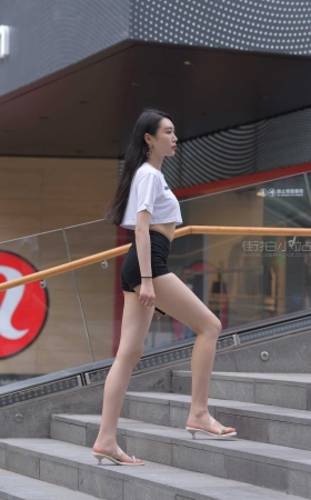 [一只麋鹿专区] 黑色热裤美腿美女 【图片➕视频】<font color=red> [10P]</font>