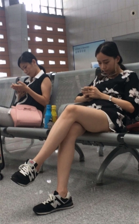 车站玩手机的极品长腿白色短裙美眉