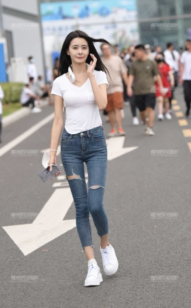 纤细美腿，紧牛美女 [22P]